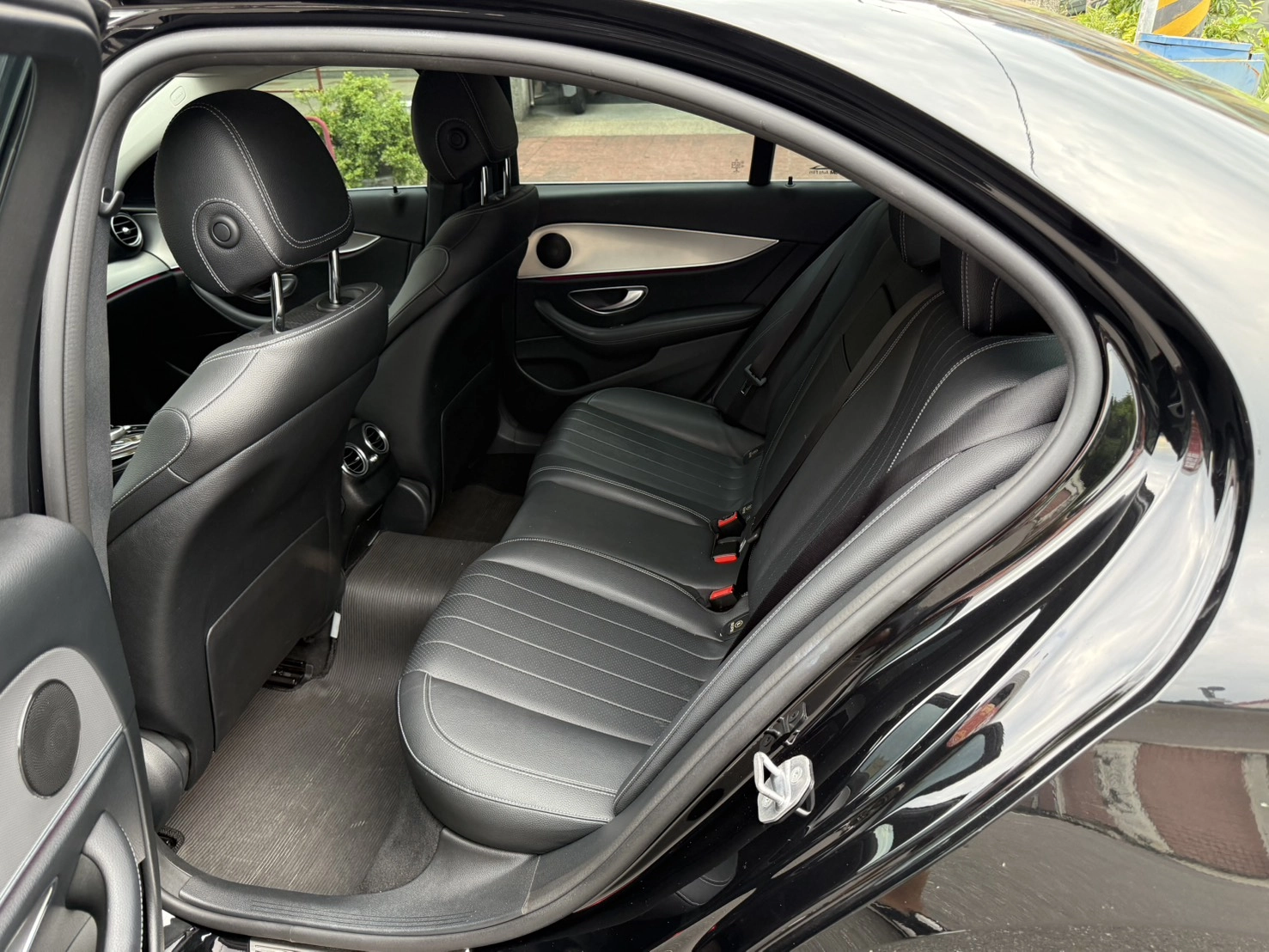 BENZ E200