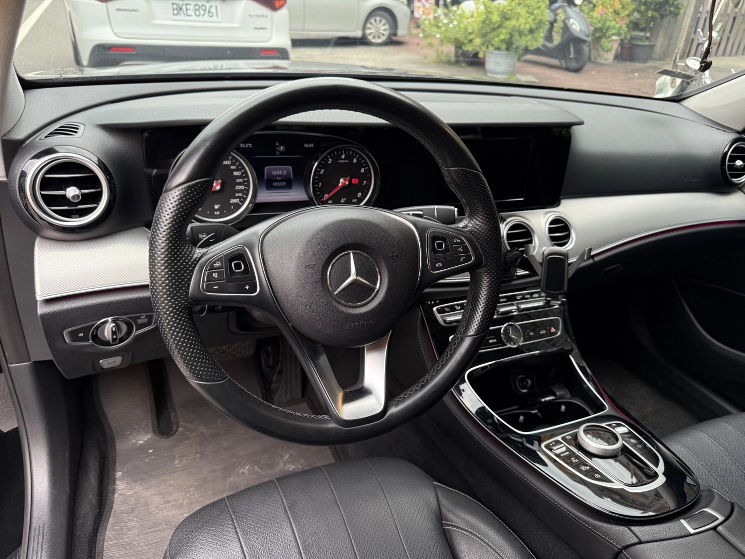 BENZ E200