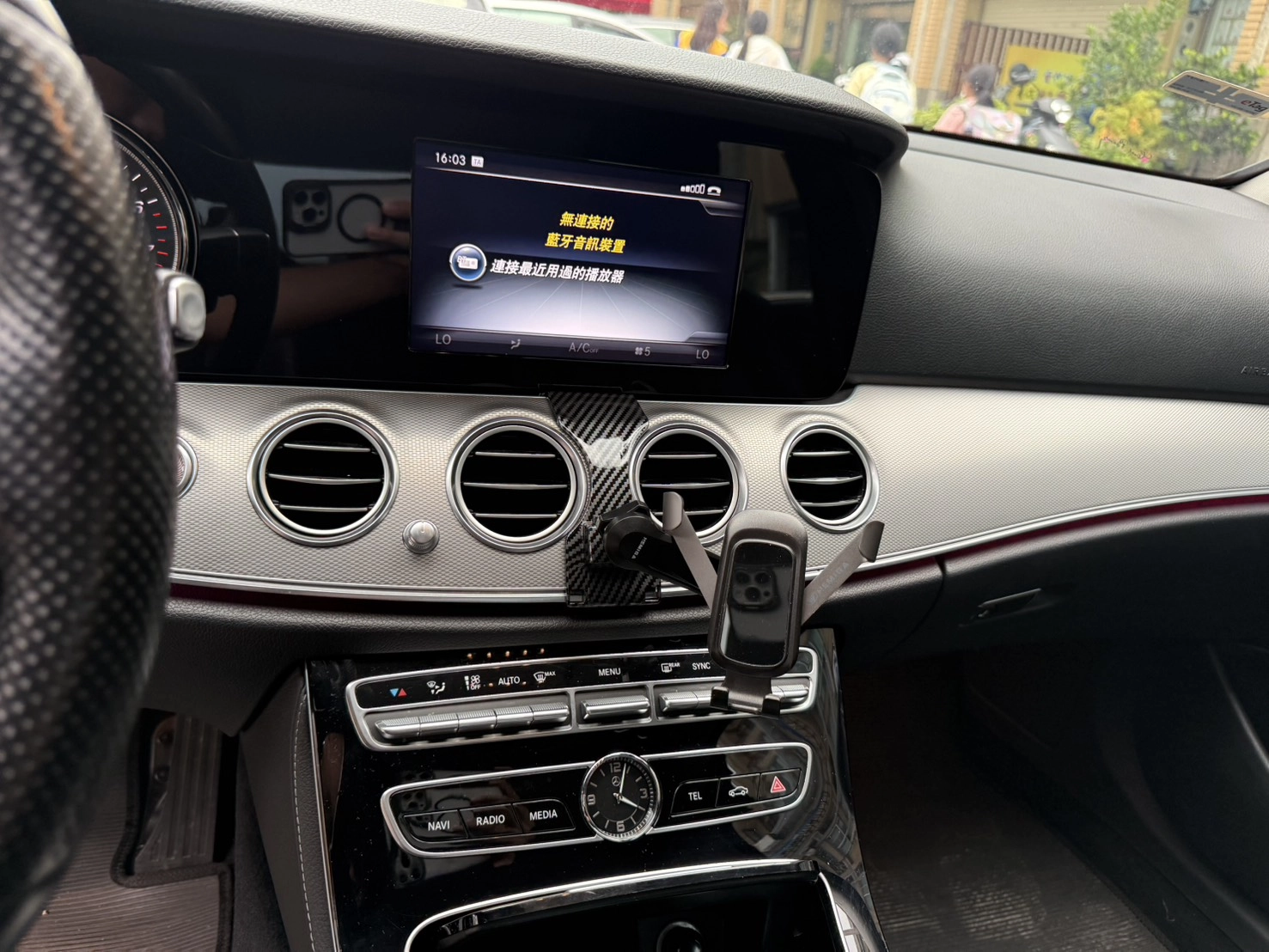 BENZ E200
