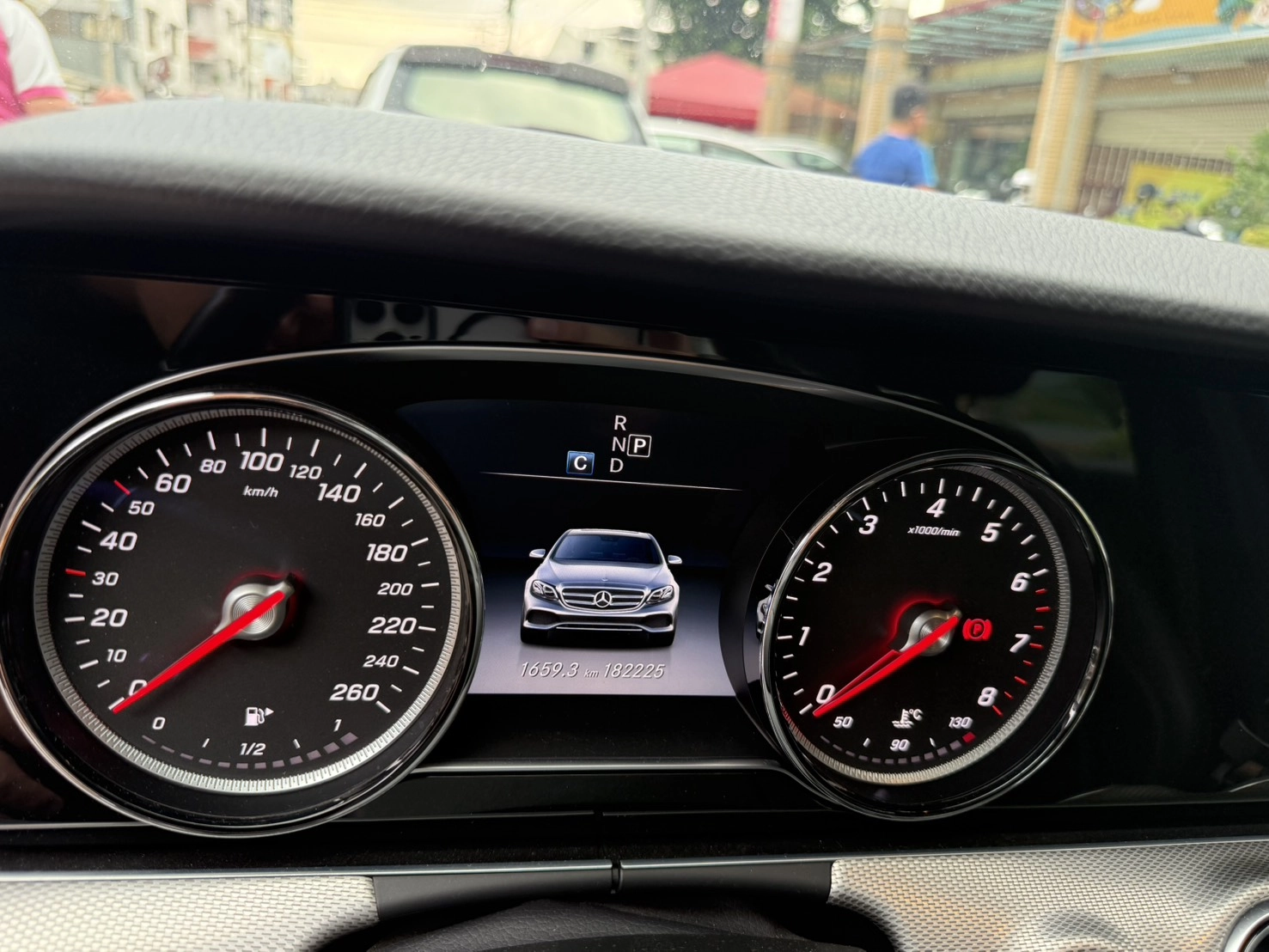 BENZ E200