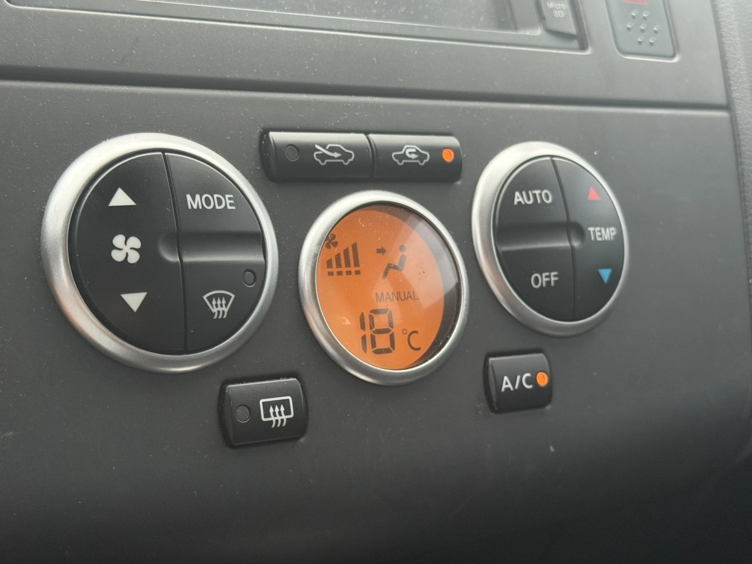 NISSAN TIIDA