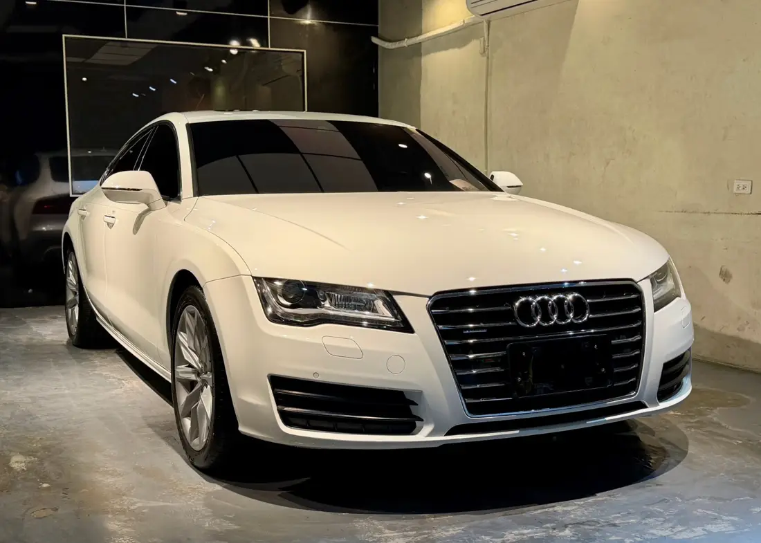 胖虎美嚴施工區裡的白色 Audi A7