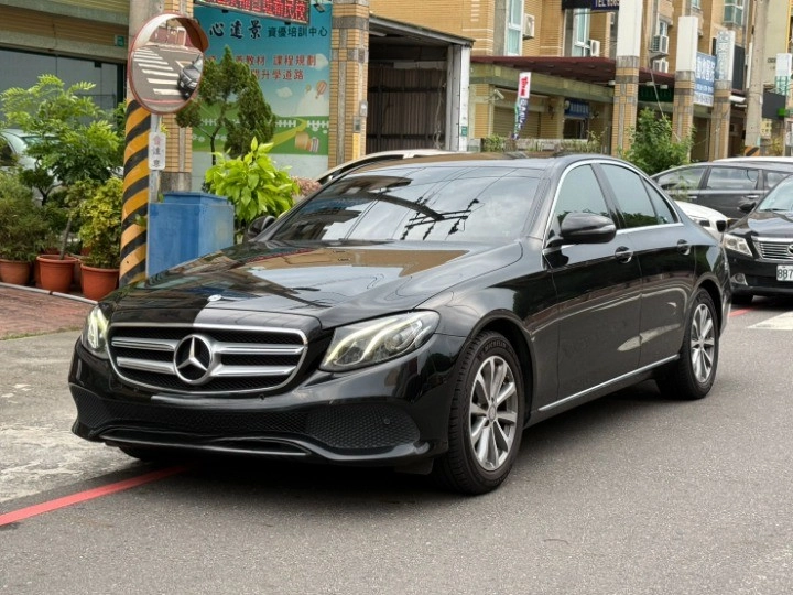 BENZ E200