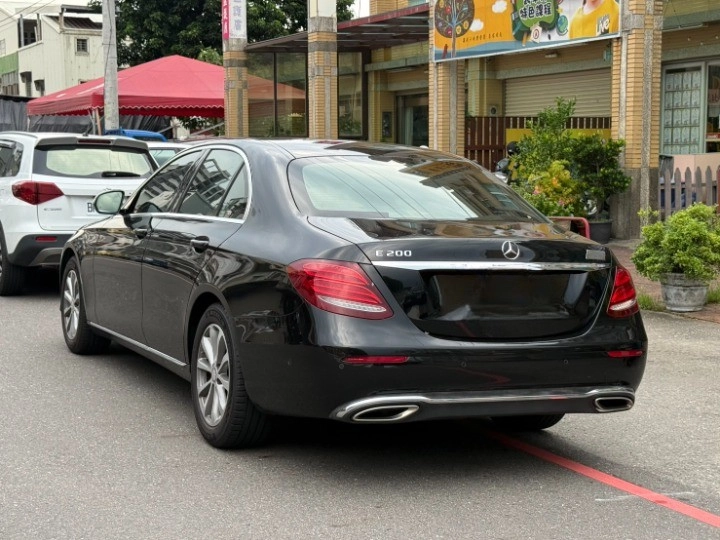 BENZ E200